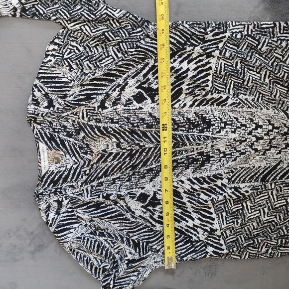 PETER NYGARD black & white cold-shoulder blouse. Button close. Size 6. NWT - Picture 13 of 16